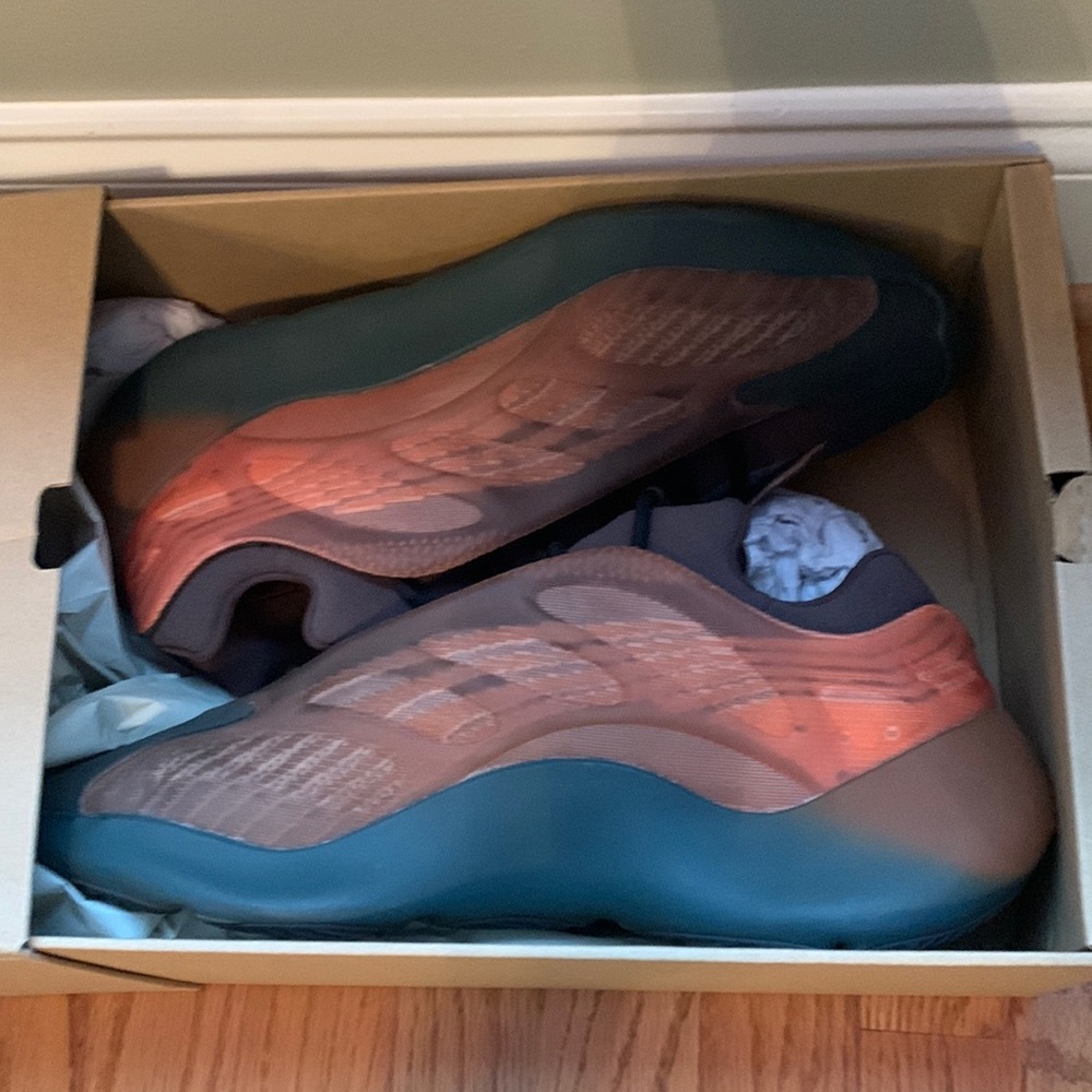 YEEZY 700 V3 “copper fade” size 14